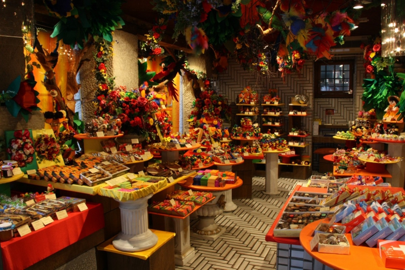 vitrine-TOURTOUR-min_candy_store_chocolate_shop_chocolate_switzerland-393515