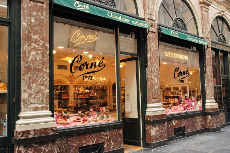 vitrine-TOURTOUR-min_chocolate_chocolaterie_shop_luxury_chic_gallery_brussels_belgium-558146