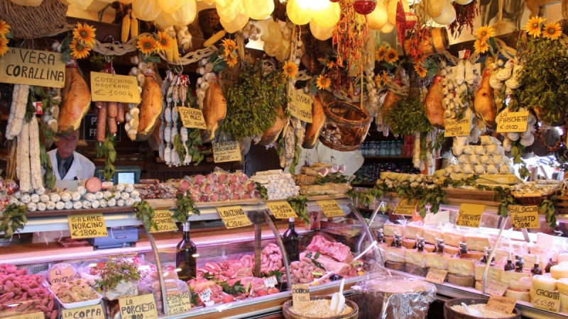 vitrine-TOURTOUR-min_norcia_butchery_cold_cuts-342231